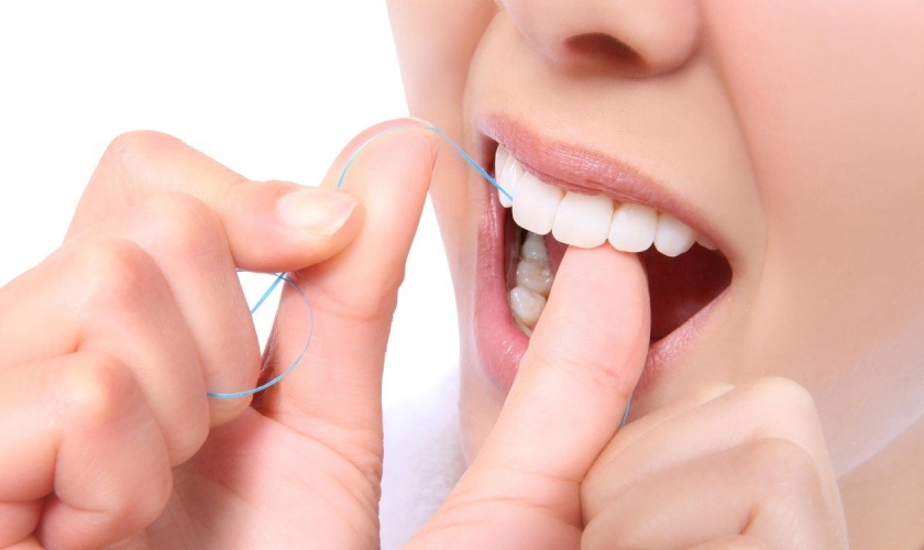 Sử dụng chỉ tơ nha khoa để làm sạch vụn thức ăn trong các kẽ răng
