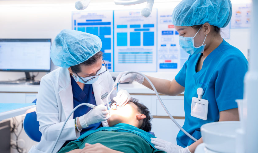 Thăm khám và điều trị tại nha khoa khi bị đau răng ê buốt