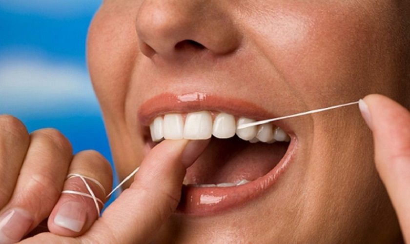 Dùng chỉ nha khoa để làm sạch răng hàng ngày