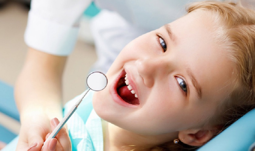 Cha mẹ nên cho trẻ đi khám nha khoa định kỳ