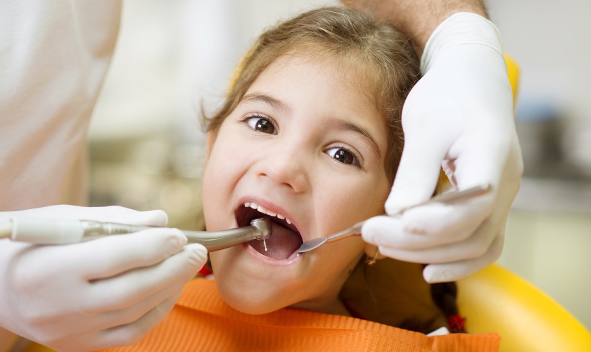 Trẻ em là đối tượng dễ bị vôi răng