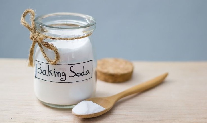 Baking soda giúp làm sạch các vết đen trên răng vô cùng hiệu quả