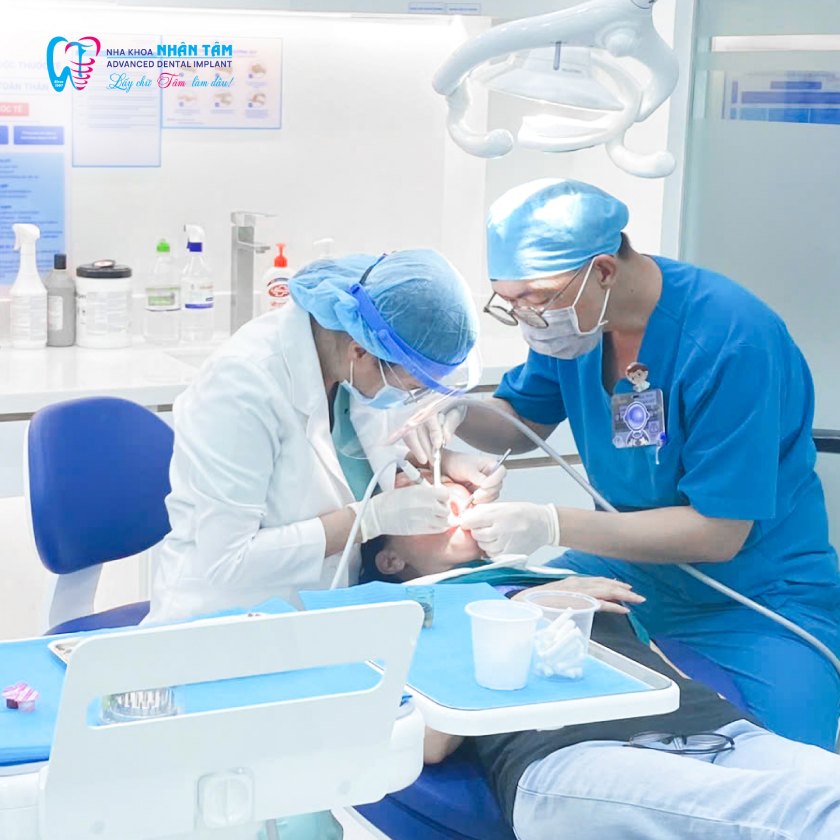 Cạo vôi răng cần được thực hiện nhẹ nhàng