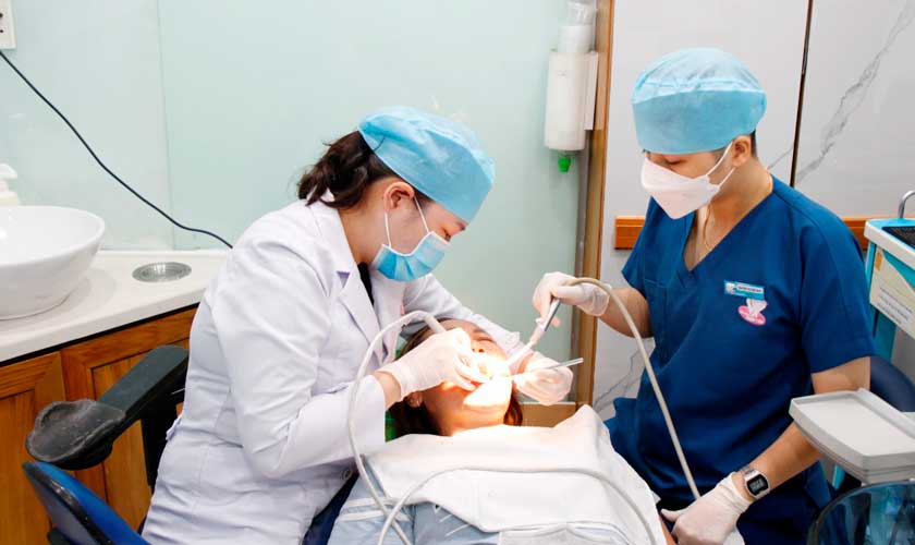 Cạo vôi răng an toàn, không đau bằng sóng siêu âm tại Nha khoa Nhân Tâm