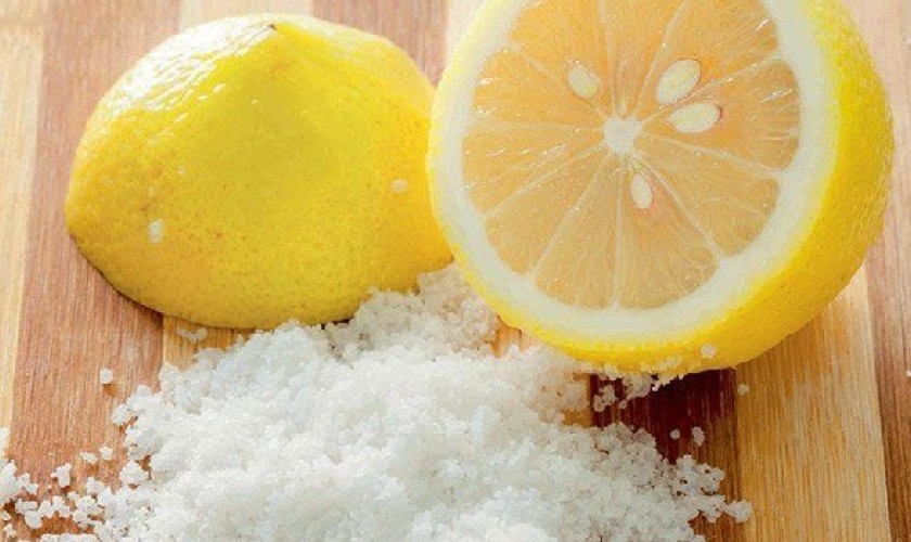 Chanh và muối giúp loại bỏ mảng bám hiệu quả