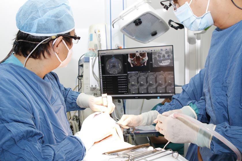 Quá trình trồng răng phải có sự phối hợp chặt chẽ giữa các chuyên gia