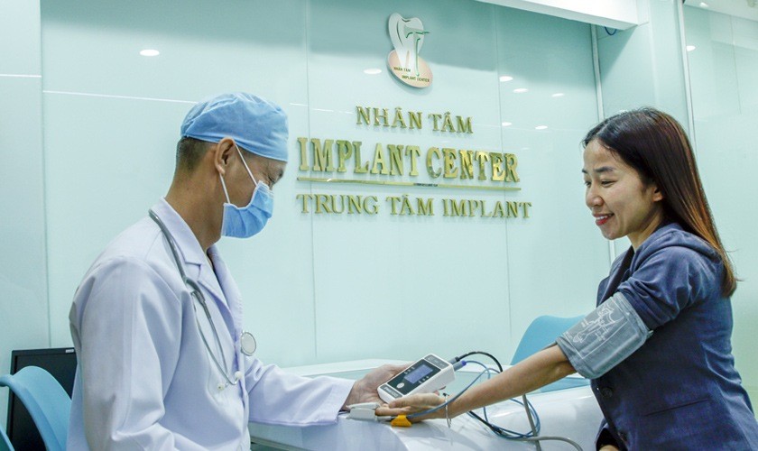 Nha khoa Nhân Tâm thăm khám sức khỏe tổng quát trước khi tiến hành phẫu thuật cấy Implant