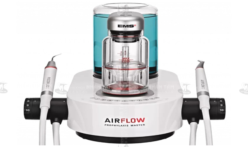 Công nghệ Airflow Prophylaxis giúp loại bỏ mảng bám, phòng ngừa và điều trị viêm quanh Implant hiệu quả Công nghệ Airflow Prophylaxis giúp loại bỏ mảng bám, phòng ngừa và điều trị viêm quanh Implant hiệu quả