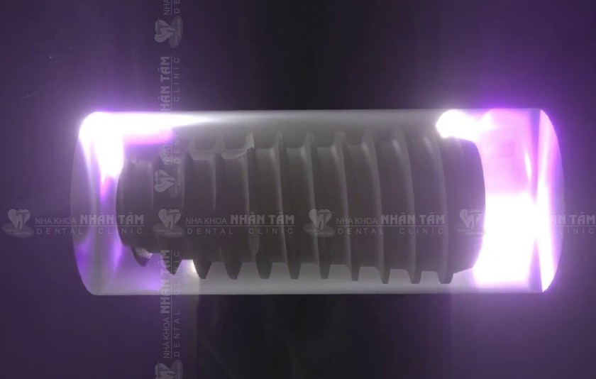 Tia UV giúp loại bỏ lớp oxy hóa trên bề mặt Implant Tia UV giúp loại bỏ lớp oxy hóa trên bề mặt Implant