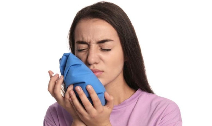 Chườm lạnh giúp giảm sưng và đau sau khi cấy ghép Implant