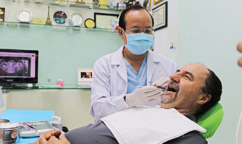 Khám răng định kì để theo dõi sức khỏe răng miệng