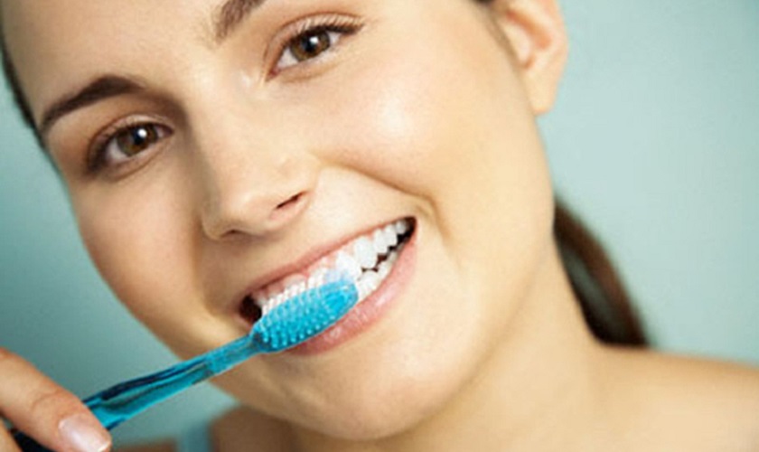 Vệ sinh răng đúng cách và thường xuyên để ngăn ngừa chảy máu nướu răng