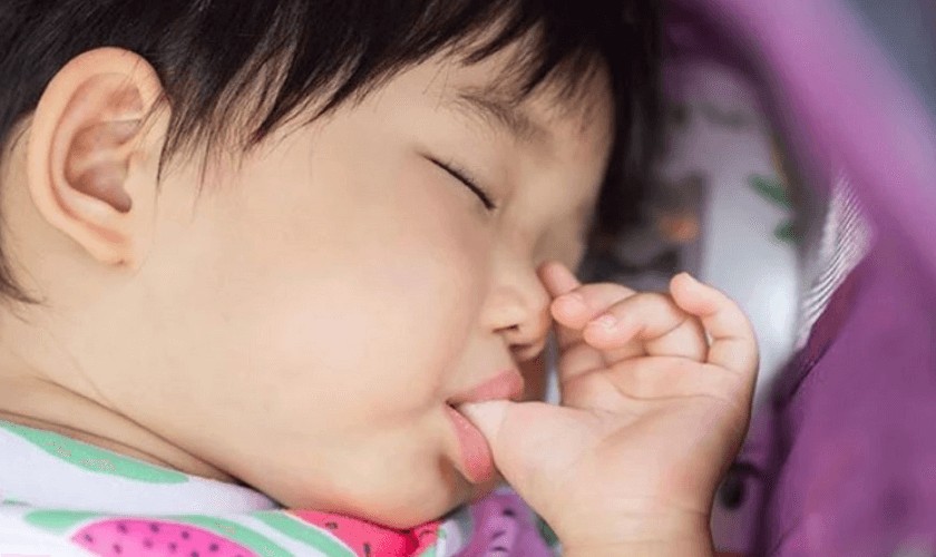 Thói quen mút tay có thể dẫn đến sai lệch khớp cắn