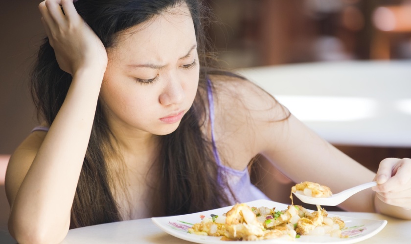 Răng mọc lệch lạc gây ảnh hưởng nhiều đến quá trình ăn nhai