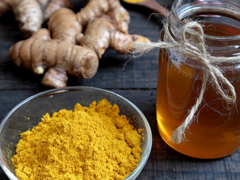 Sử dụng mật ong và tinh bột nghệ điều trị nhiệt miệng