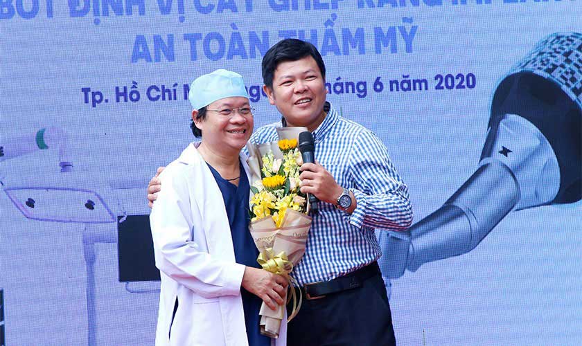 Ts.Bs Võ Văn Nhân và khách hàng