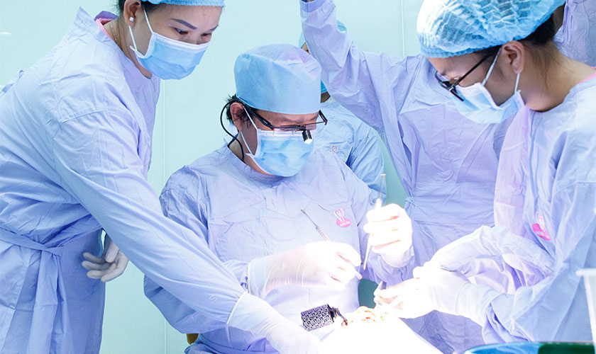 Ts.Bs Võ Văn Nhân thực hiện cấy ghép implant bằng công nghệ định vị