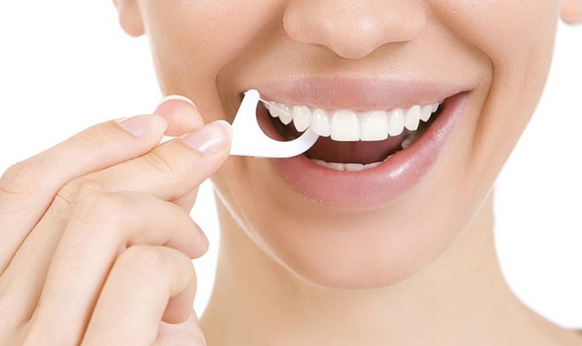 Kết hợp sử dụng chỉ nha khoa để làm sạch mảng bám trong kẽ răng
