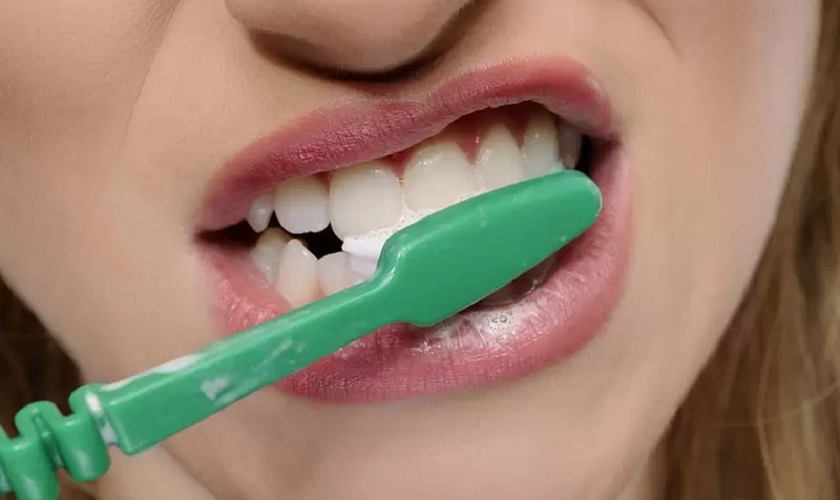 Vệ sinh răng miệng không đúng cách cũng có thể làm cho răng sứ bị hở
