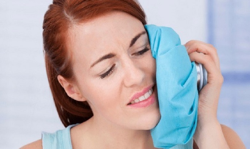 Chườm đá lạnh sẽ giúp bạn giảm cảm giác đau răng