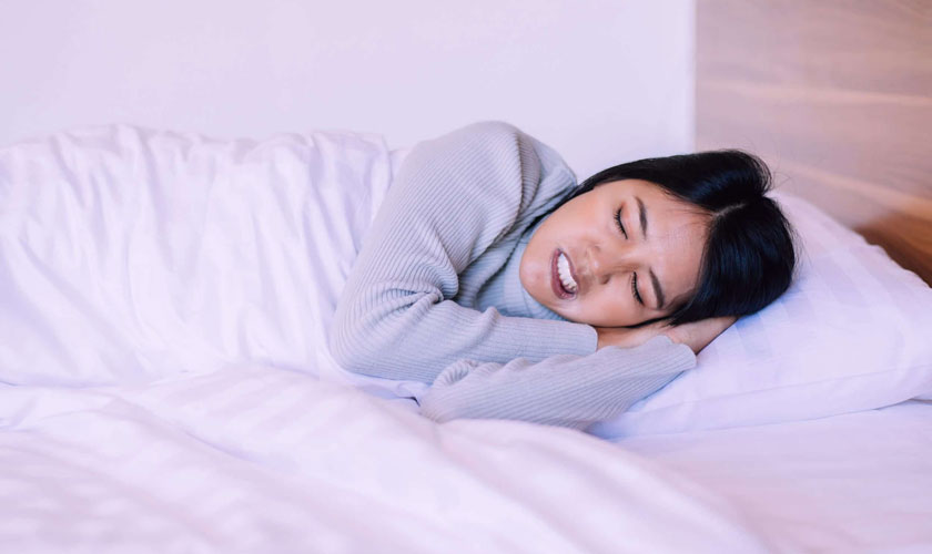 Nghiến răng khi ngủ là một trong những nguyên nhân gây đau răng ban đêm