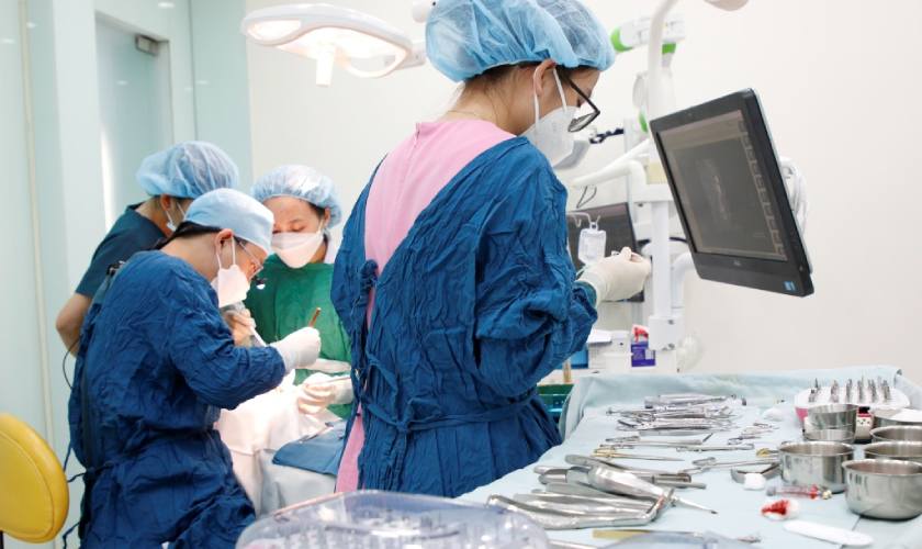 Nhổ răng bị viêm tủy trầm trọng và thực hiện cấy ghép Implant sau nhổ răng