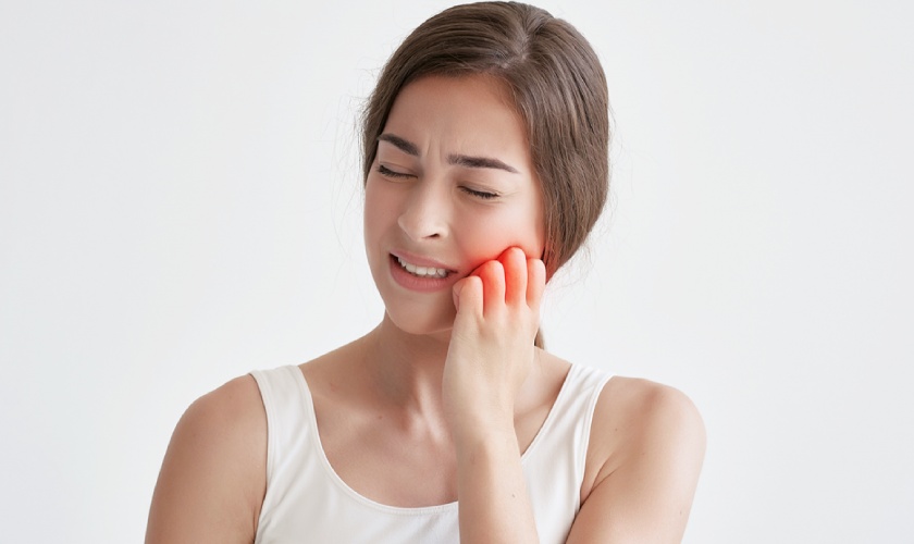 Đau nhức răng dữ dội là một trong những biểu hiện của bệnh viêm tủy