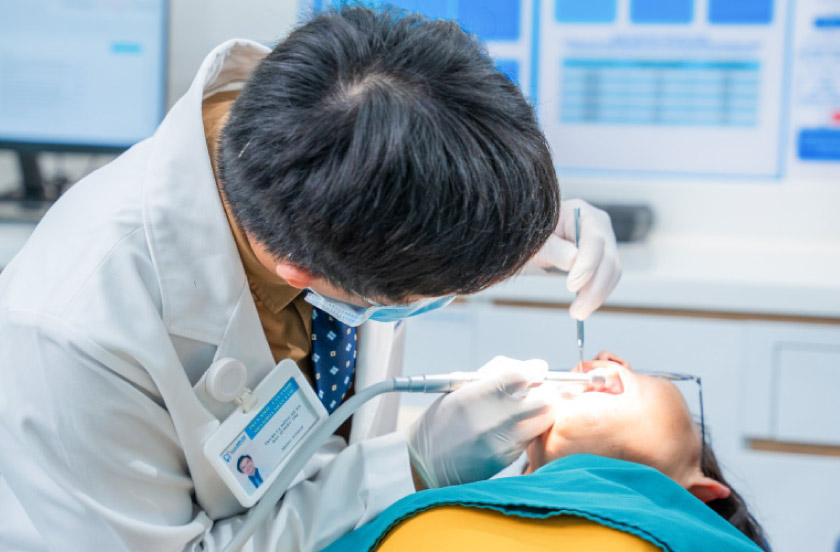 Thăm khám với bác sĩ nha khoa nếu đau răng cửa kéo dài