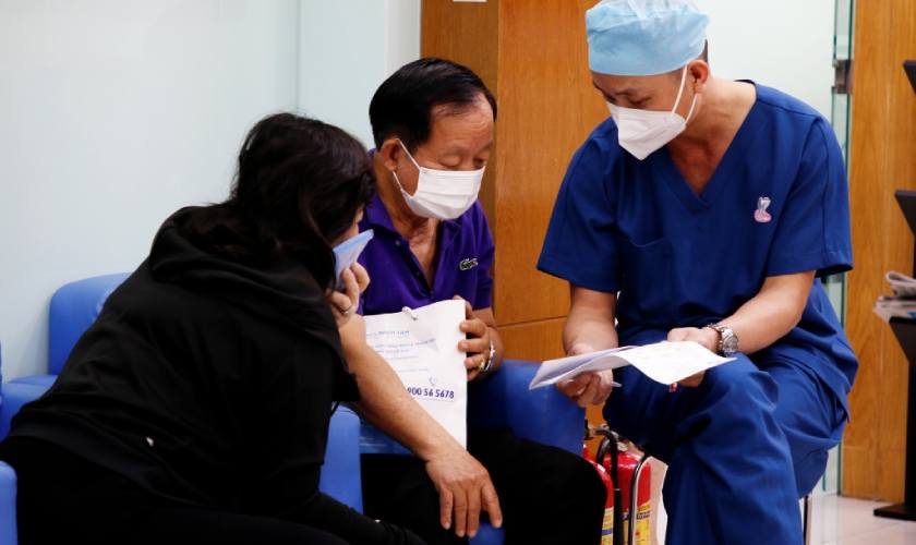 Bác sĩ tư vấn cách chăm sóc răng đúng cách tại nhà sau khi điều trị cho bệnh nhân