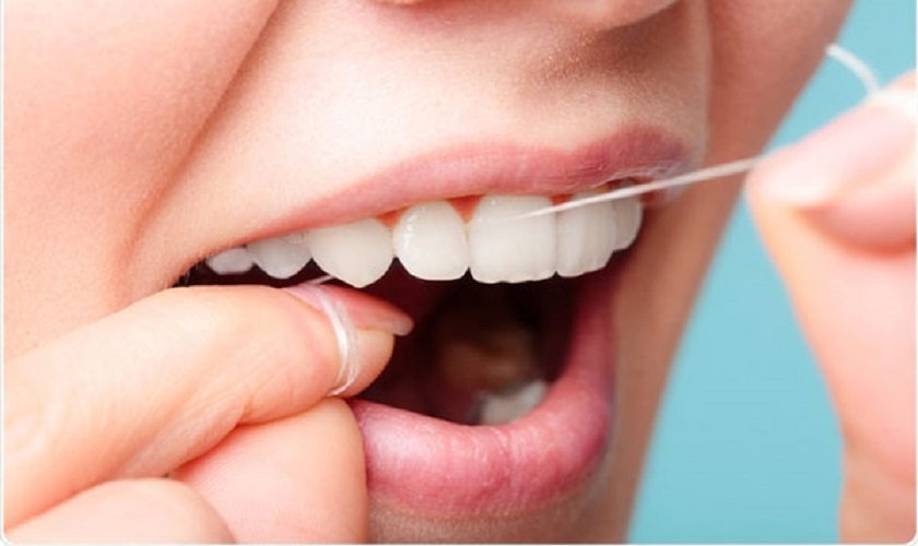 Nên sử dụng chỉ nha khoa thay vì dùng tăm xỉa răng
