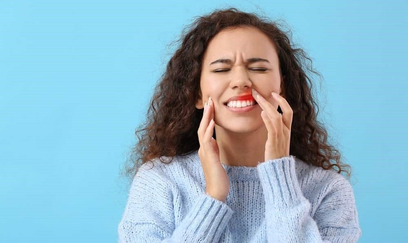 Có những biện pháp điều trị nào cho nhiệt miệng và sưng nướu?
