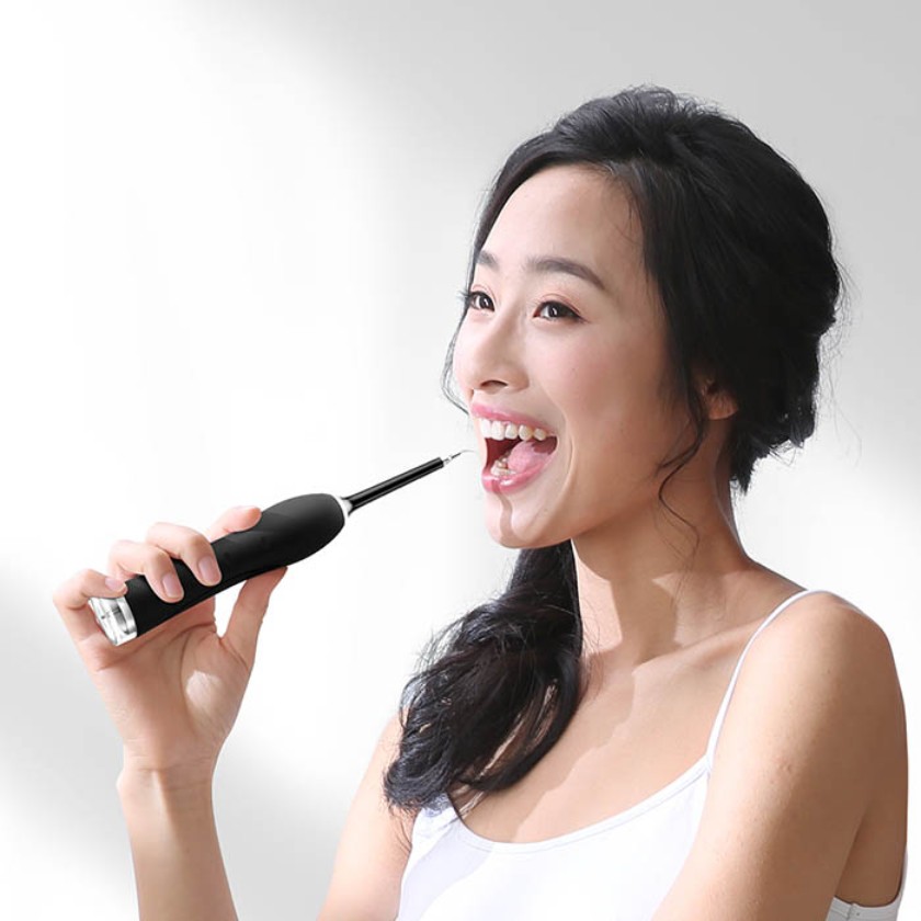 Sử dụng dụng cụ cạo vôi răng tại nhà nhẹ nhàng để tránh tổn thương