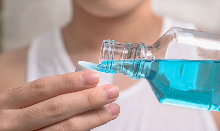 Nên dùng nước súc miệng để tăng cường hiệu quả diệt khuẩn, làm sạch khoang miệng