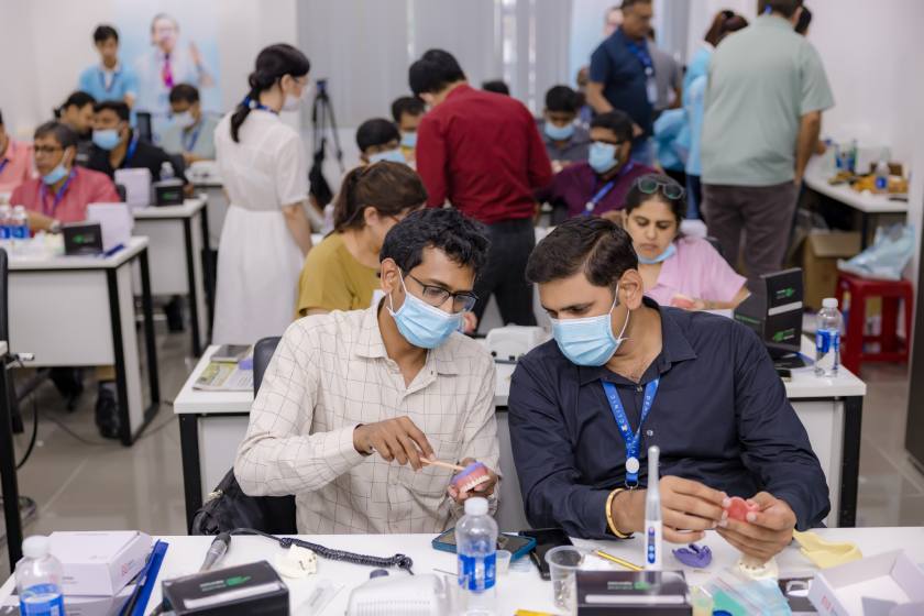 Các Bác sĩ thực hành kiến thức học được trên mô hình răng