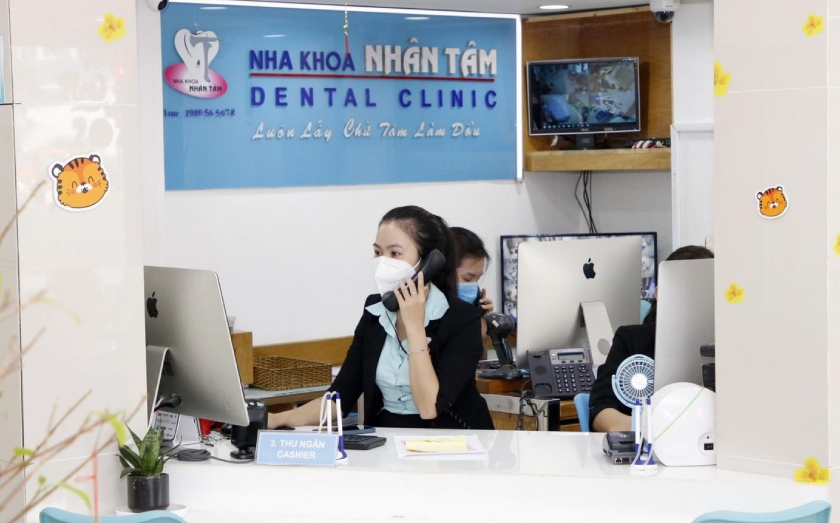 Khách hàng có thể đặt hẹn khám với Nha khoa Nhân Tâm qua tổng đài