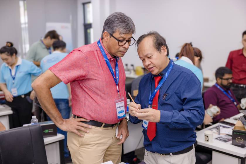 Tiến sĩ, Bác sĩ Võ Văn Nhân hướng dẫn tận tình cho từng Bác sĩ