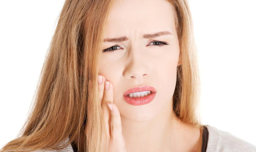 Răng khôn mọc lệch hàm trên phía bên phải gây đau nhức