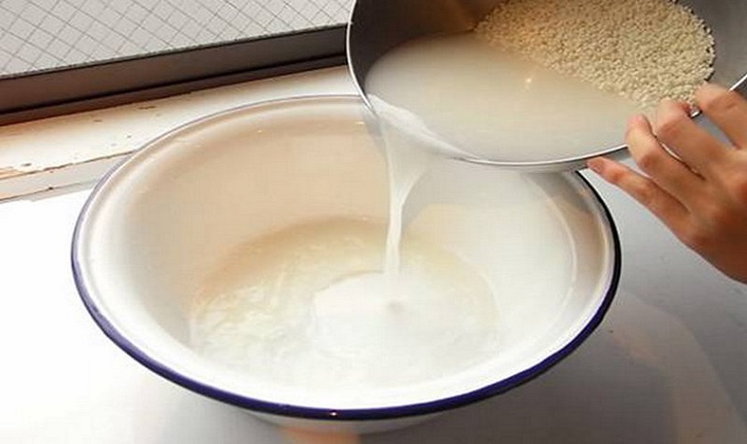 Súc miệng bằng nước vo gạo giúp làm giảm mùi hôi trong miệng