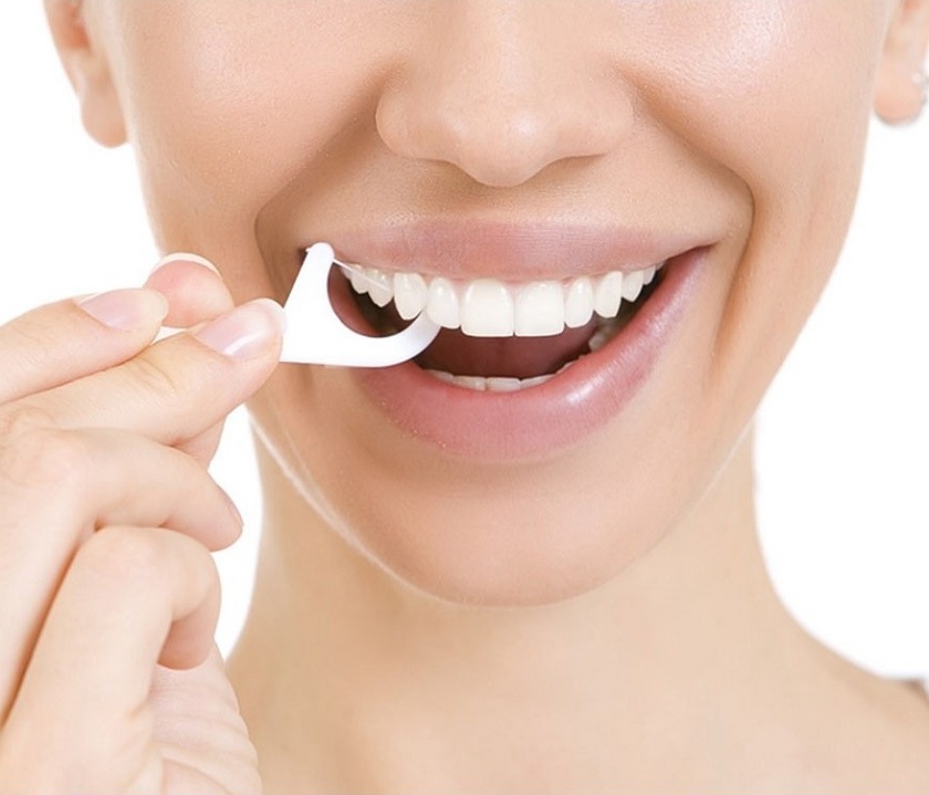 Cần vệ sinh răng miệng sạch sẽ để loại bỏ các mảng bám