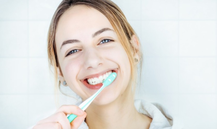 Vệ sinh răng miệng đúng cách để ngăn ngừa mùi hôi miệng