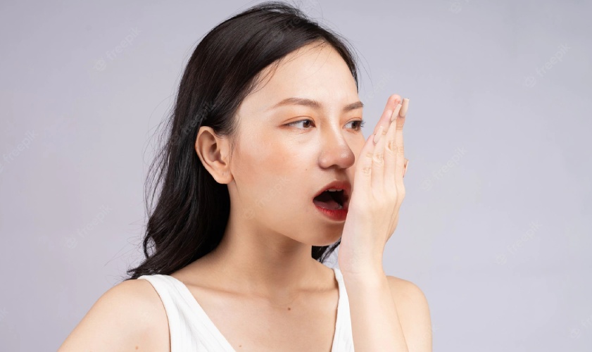 Có phải tình trạng hơi thở có mùi tanh chỉ là do vấn đề vệ sinh răng miệng?
