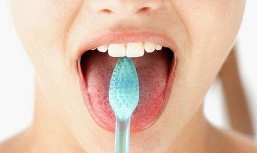 Vệ sinh lưỡi bằng bàn chải