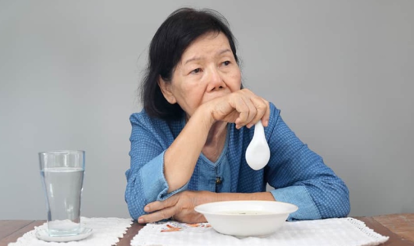 Mất răng hàm dưới gây khó khăn trong việc ăn nhai