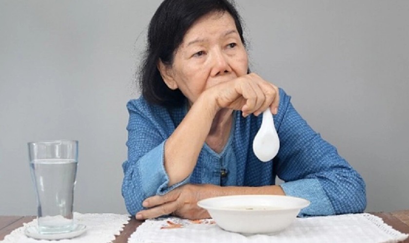 Mất răng lâu ngày khiến việc ăn nhai gặp nhiều khó khăn