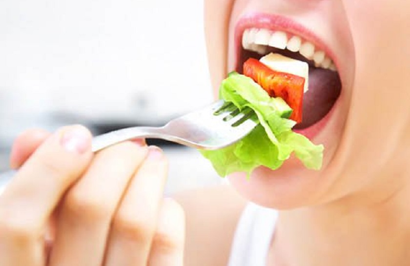 Thoải mái thưởng thức món ăn ưa thích sau khi phục hình răng sứ