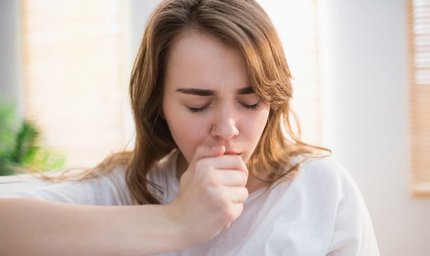 Ho khang quá mạnh sau khi nhổ răng sẽ khiến máu chảy trở lại