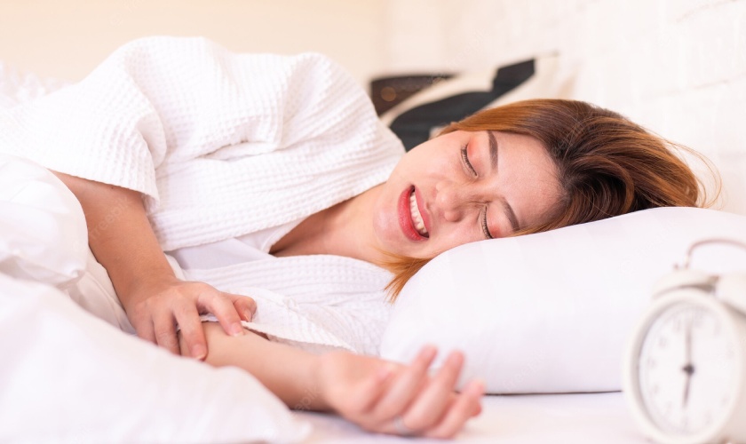 Nghiến răng lâu ngày gây mòn men răng, dẫn đến ê buốt răng