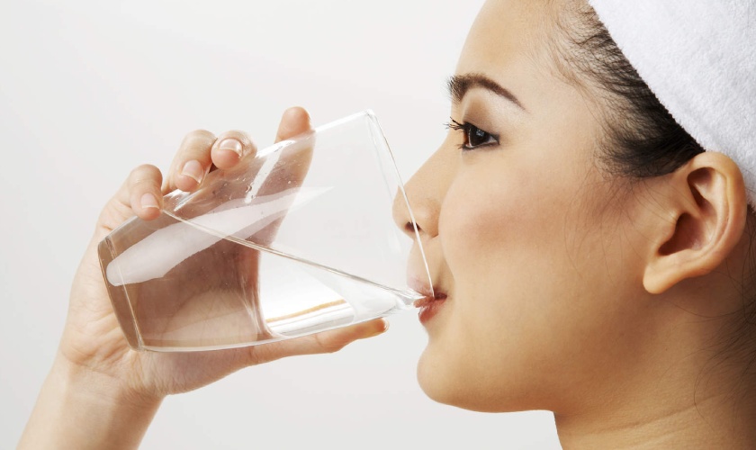 Súc miệng bằng nước muối là cách điều trị ê buốt răng đơn giản tại nhà