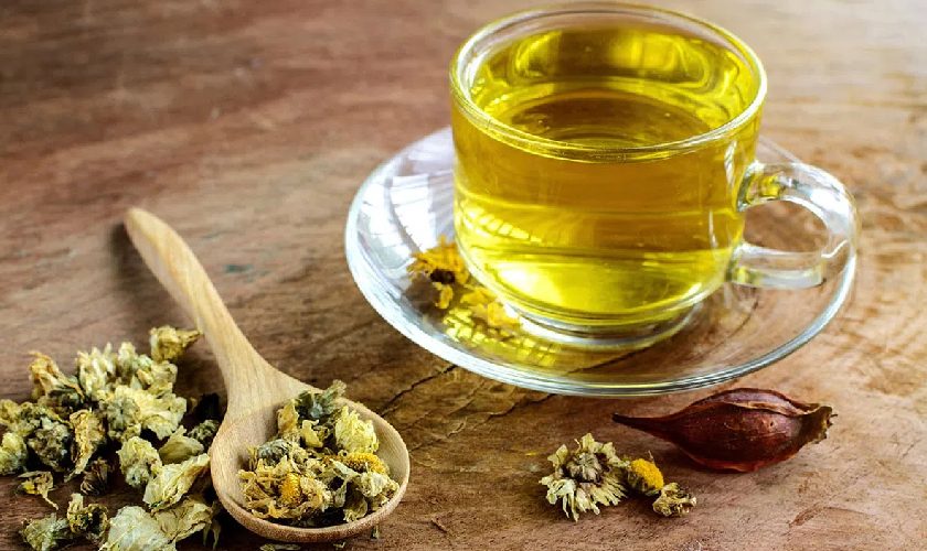 Trà hoa cúc giúp giảm vết nhiệt miệng