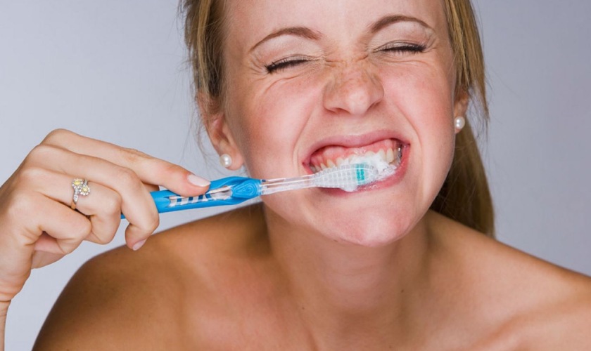 Đánh răng quá nhanh hay quá mạnh sẽ gây ảnh hưởng đến răng và nướu